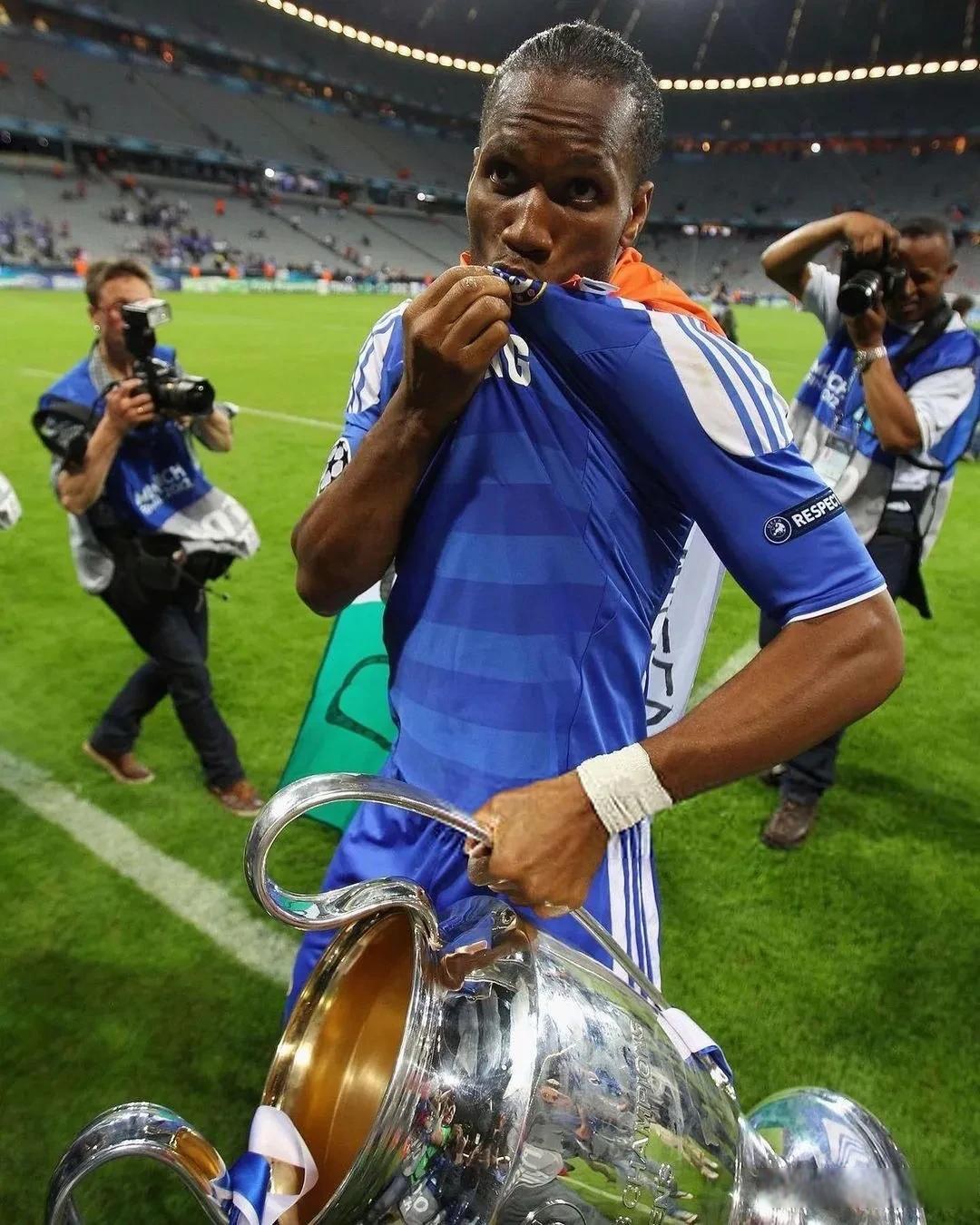 德罗巴在曼联比赛中比赛局势复杂，险胜引发热议！赢得满堂喝彩的简单介绍