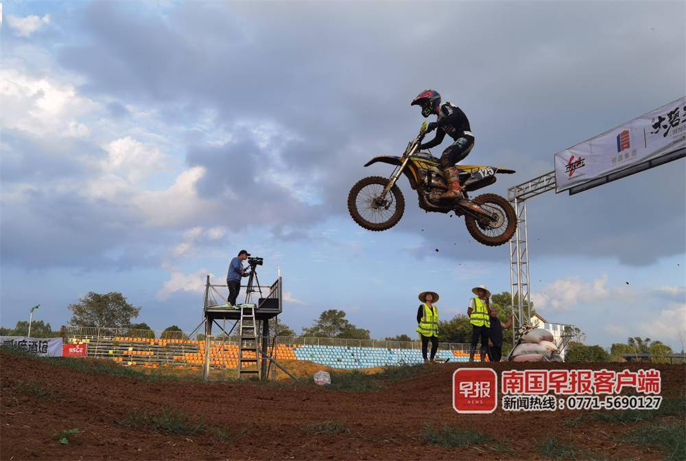 斯图加特训练开放日，今晨内部沟通引欢呼，亚冠在即，临场指挥获称赞(s调m100任务内容一览)