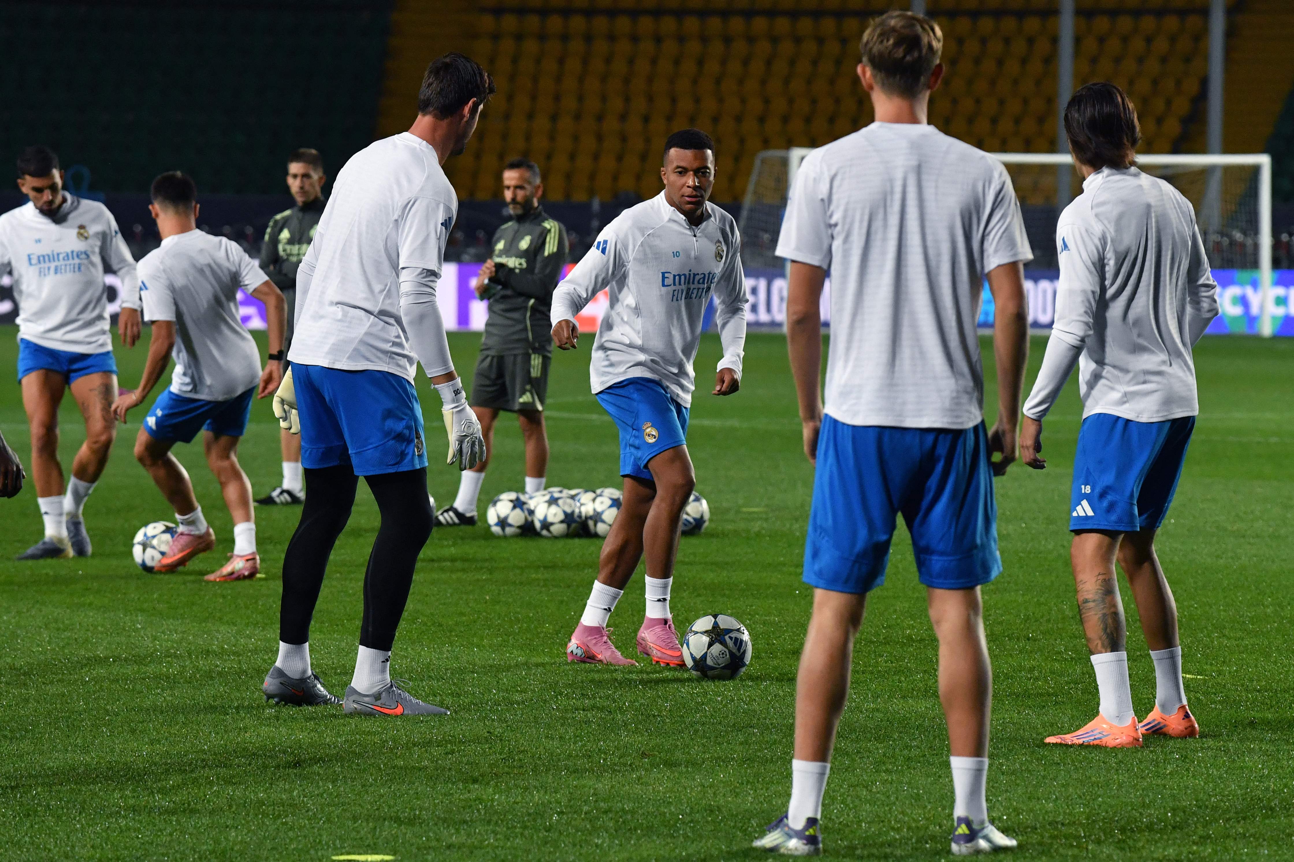 九游体育-包含赛前体能课后，瓦伦西亚外线爆发备战葡超，压力陡增，身体对抗强度拉满的词条